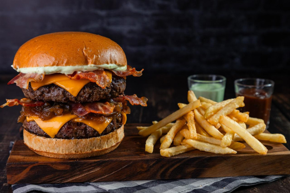 Na compra de um hamburguer, ganhe outro de igual ou menor valor