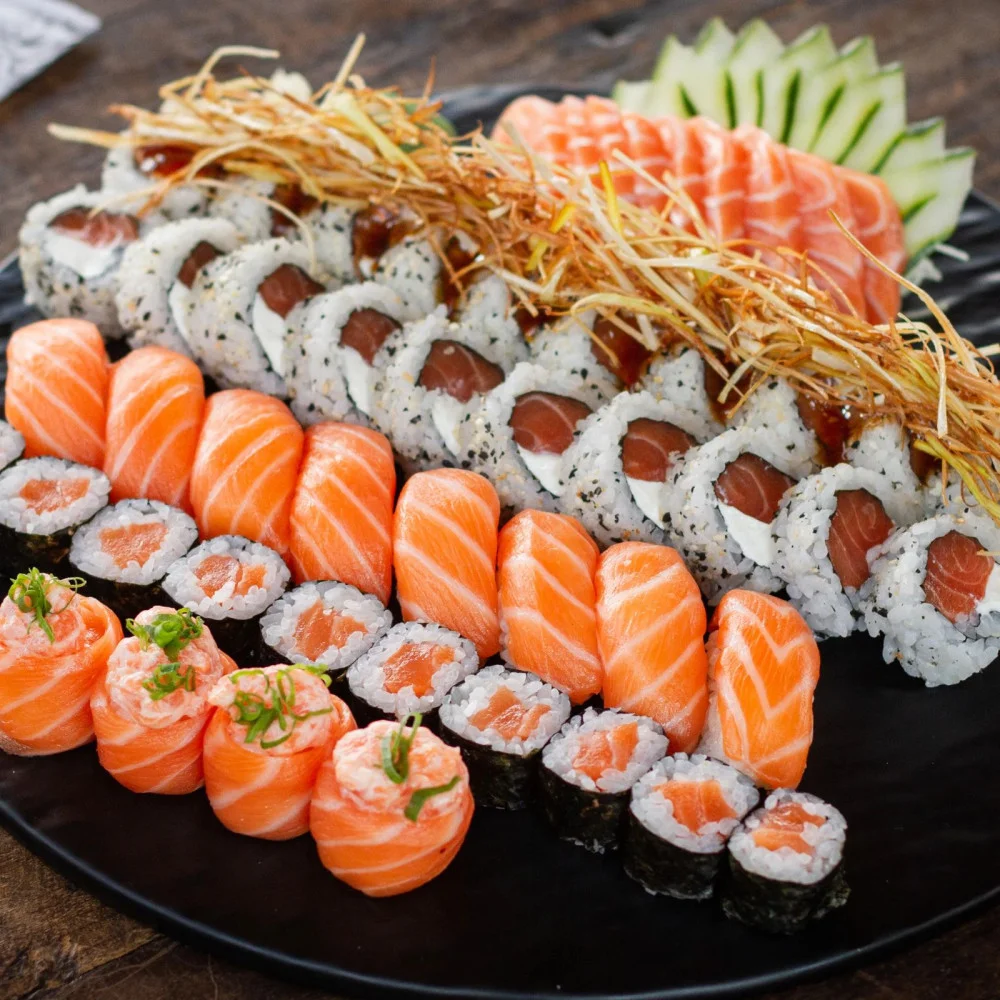 Na compra de um combinado de sushi, ganhe 50% de desconto