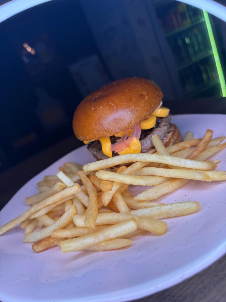 Na compra de um prato principal individual, ganhe outro de igual ou menor valor