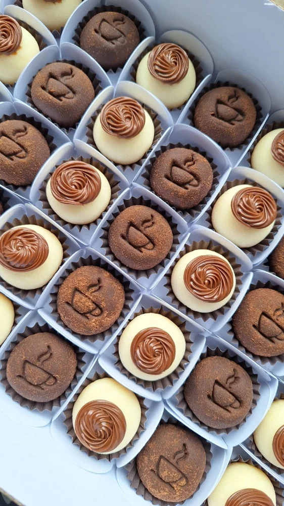 Na compra de um cento de brigadeiros tradicionais, ganhe 50% de desconto