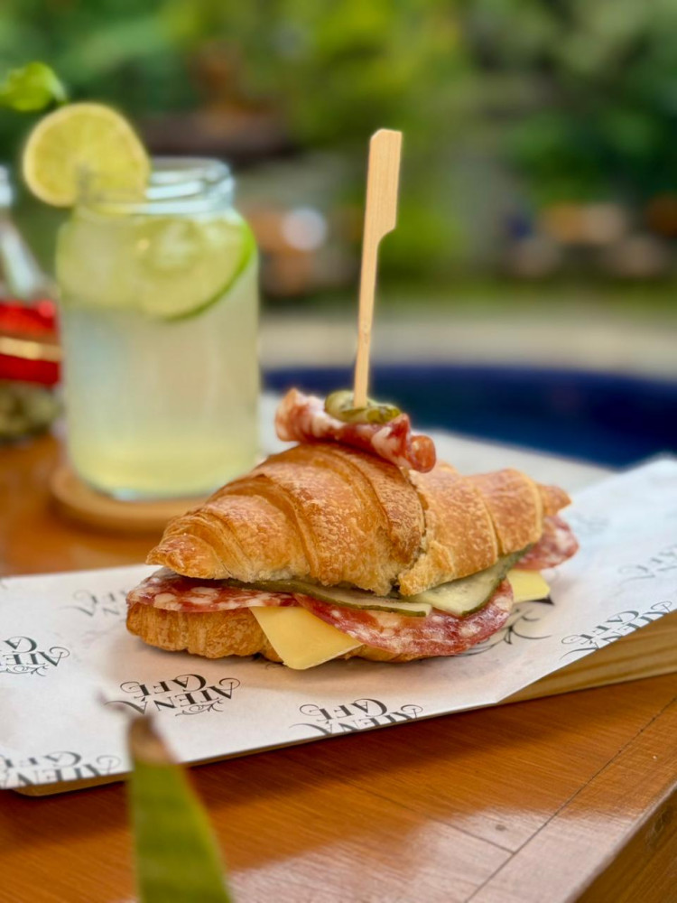 Na compra de um combo Salgado ou doce com bebida, ganhe outro de igual ou menor valor