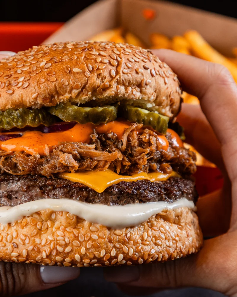 Na compra de um hamburguer, ganhe outro de igual ou menor valor