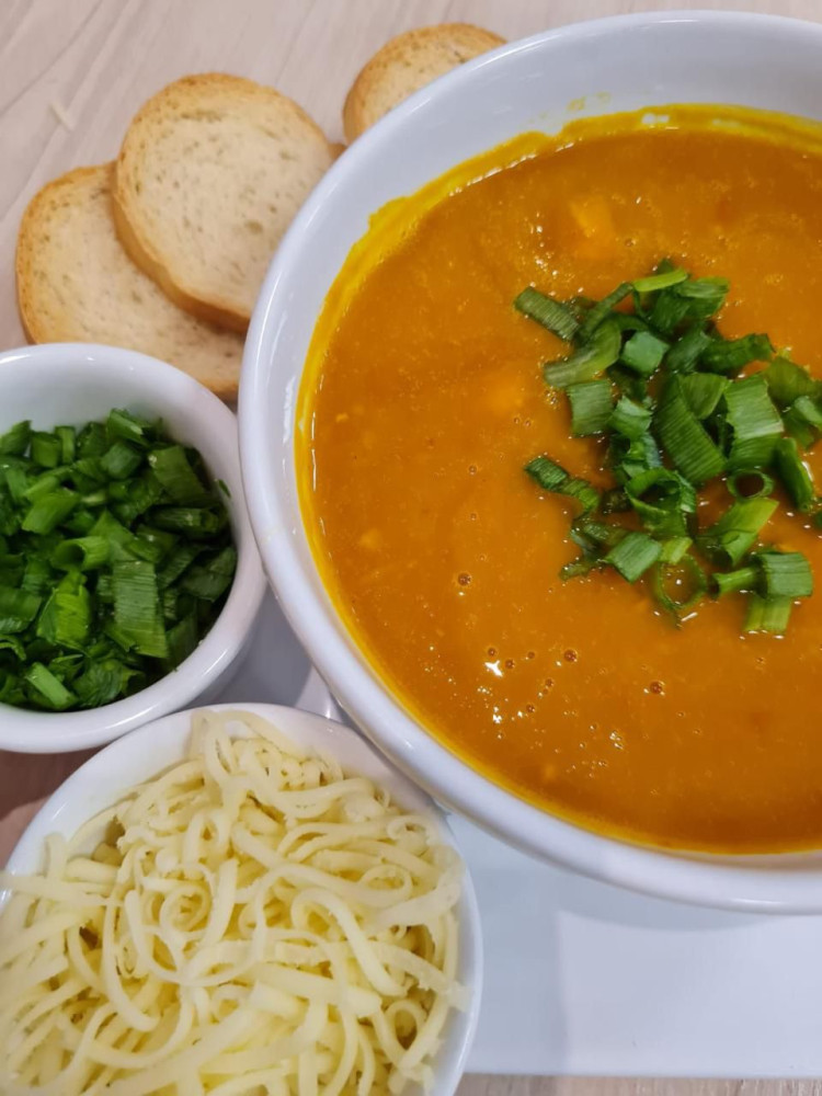 Na compra de uma sopa individual com acompanhamentos, ganhe outra de igual ou menor valor.