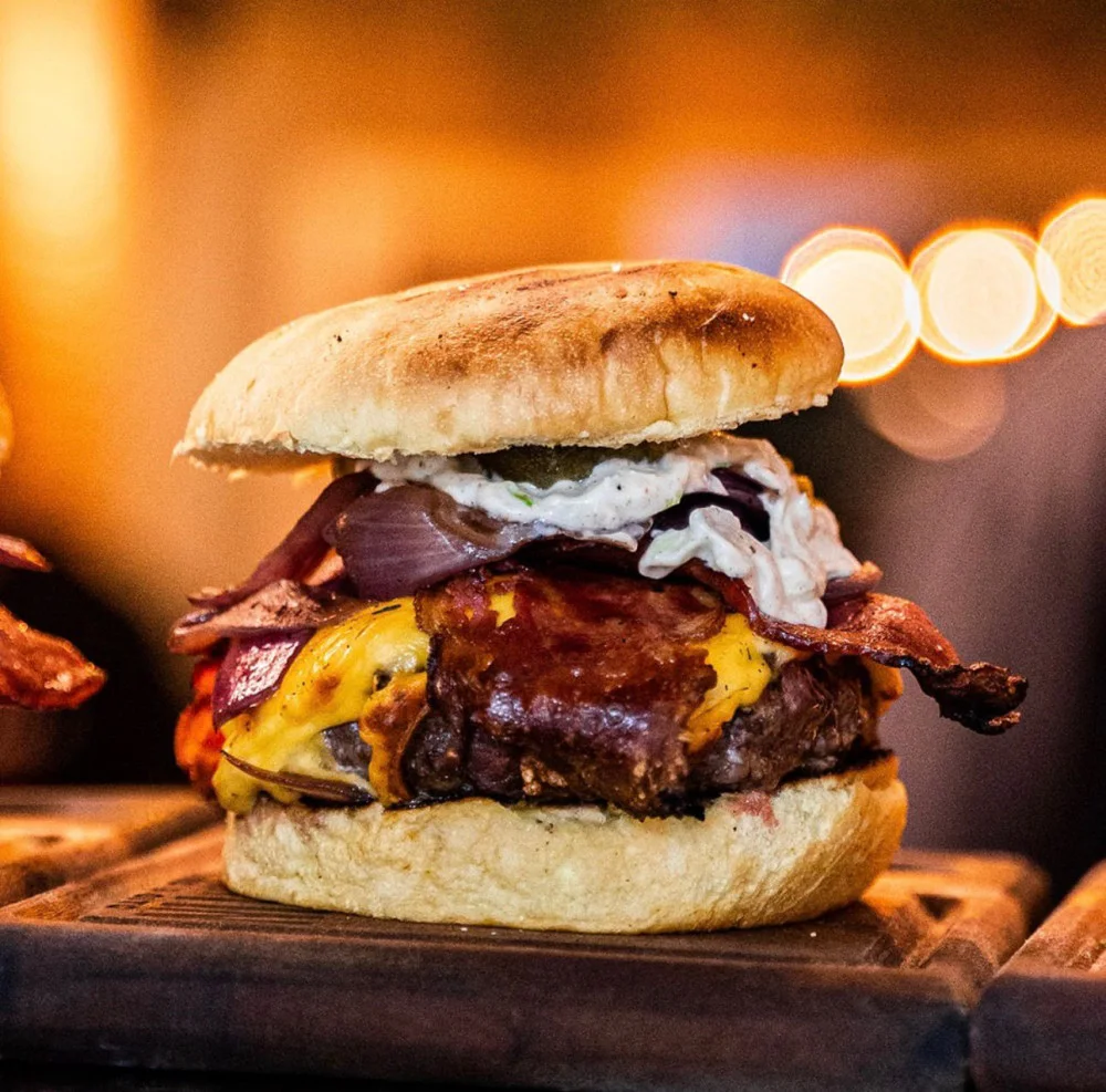 Na compra de um hamburguer, ganhe outro de igual ou menor valor