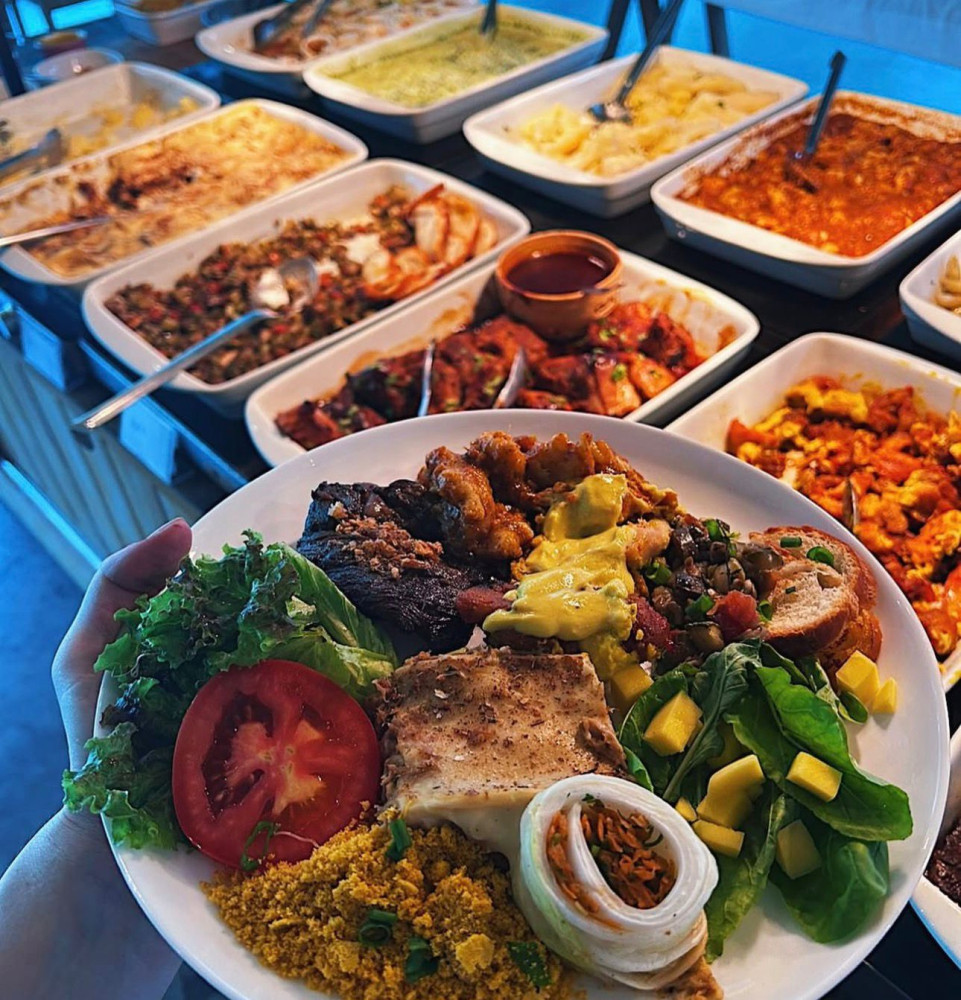 Na compra de um prato individual principal, ganhe outro de igual ou menor valor