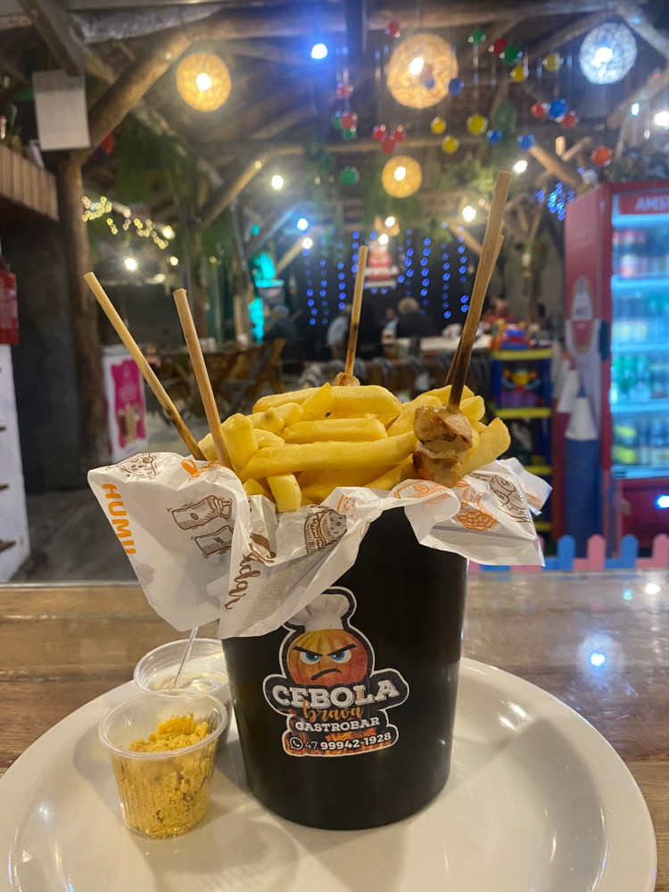 Na compra de um baldinho de espetinho, ganhe 50% de desconto