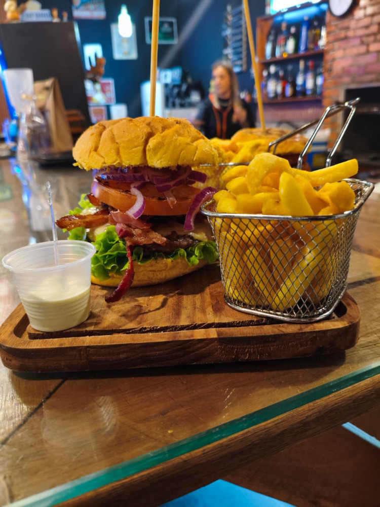Na compra de um hamburguer, ganhe outro de igual ou menor valor