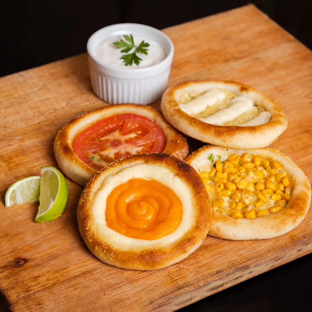 Na compra de uma caixa de esfihas congeladas, ganhe outra de igual ou menor valor