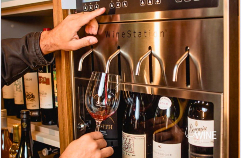 Na compra de uma taça de vinho, ganhe outra de igual ou menor valor