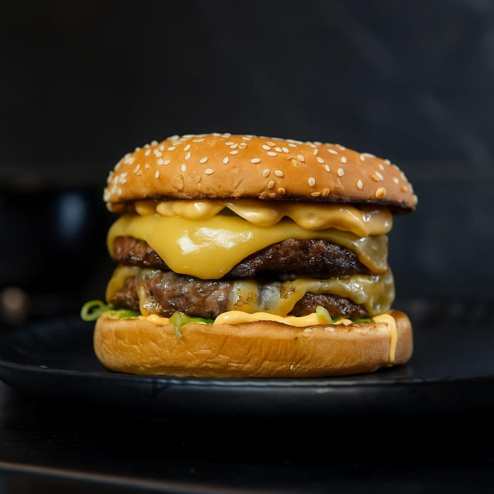 Na compra de um hamburguer, ganhe outro de igual ou menor valor