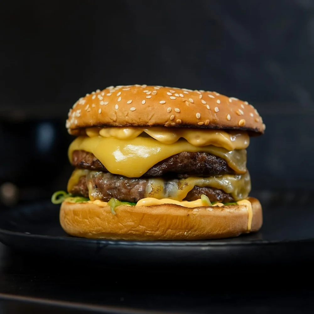 Na compra de um hamburguer, ganhe outro de igual ou menor valor