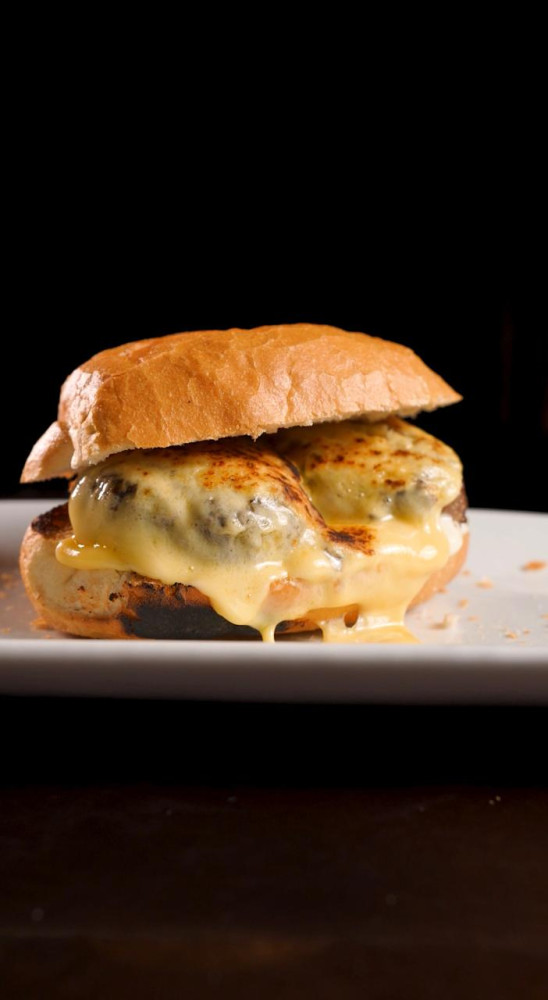 Na compra de um prato principal individual, ganhe outro de igual ou menor valor ou ganhe 50% de desconto em um prato para 2 pessoas