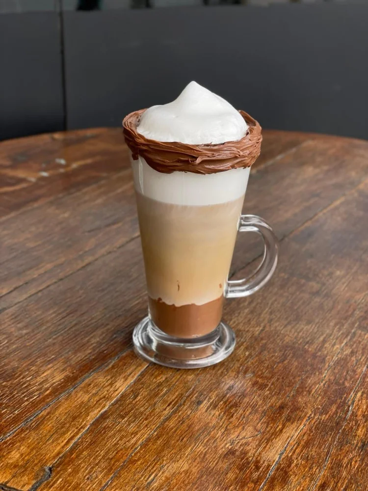 Na compra de um café, ganhe outro de igual ou menor valor