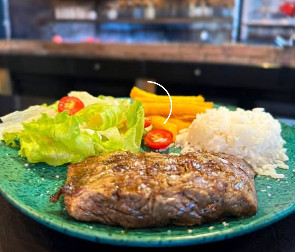 Na compra de um prato para uma pessoa, ganhe outro de igual ou menor valor ou ganhe 50% de desconto no prato para duas pessoas.