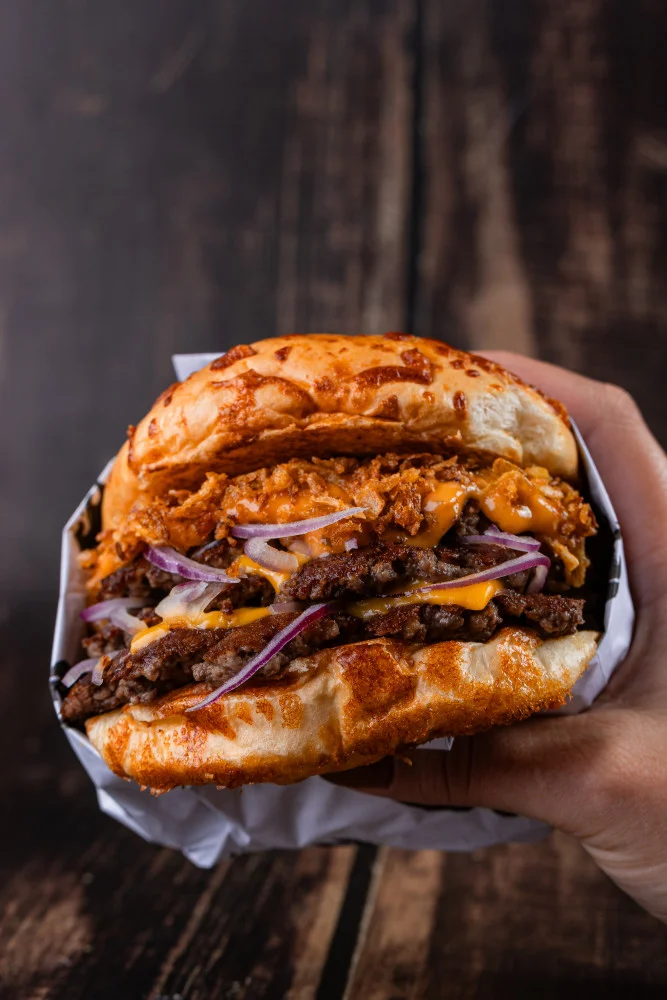 Na compra de um hamburguer, ganhe outro de igual ou menor valor