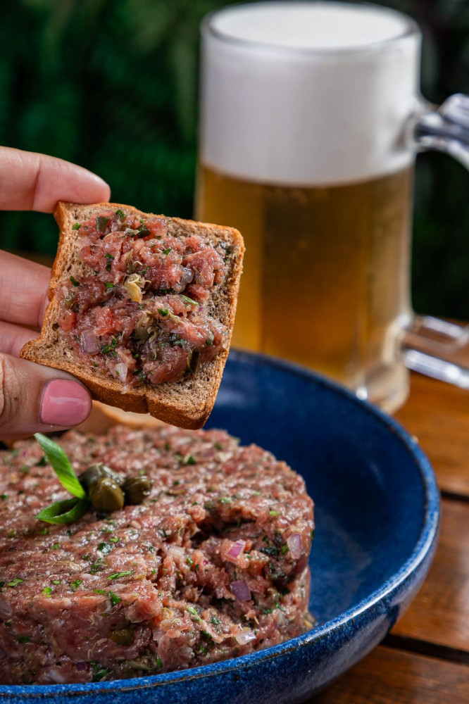 Na compra de um prato principal individual, ganhe outro de igual ou menor valor, ou ganhe 50% de desconto em um prato para duas pessoas