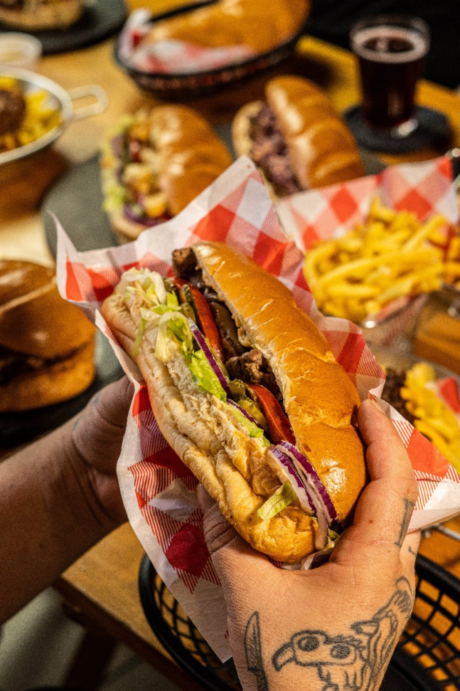 Na compra de um sanduba, ganhe outro de igual ou menor valor