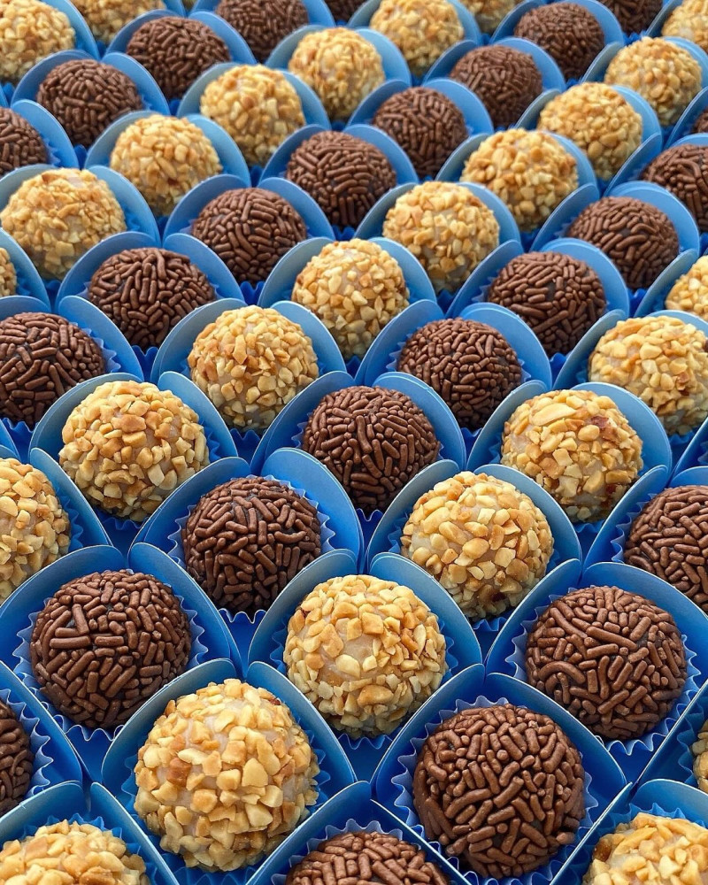 Na compra de um cento de brigadeiros tradicionais, ganhe 50% de desconto