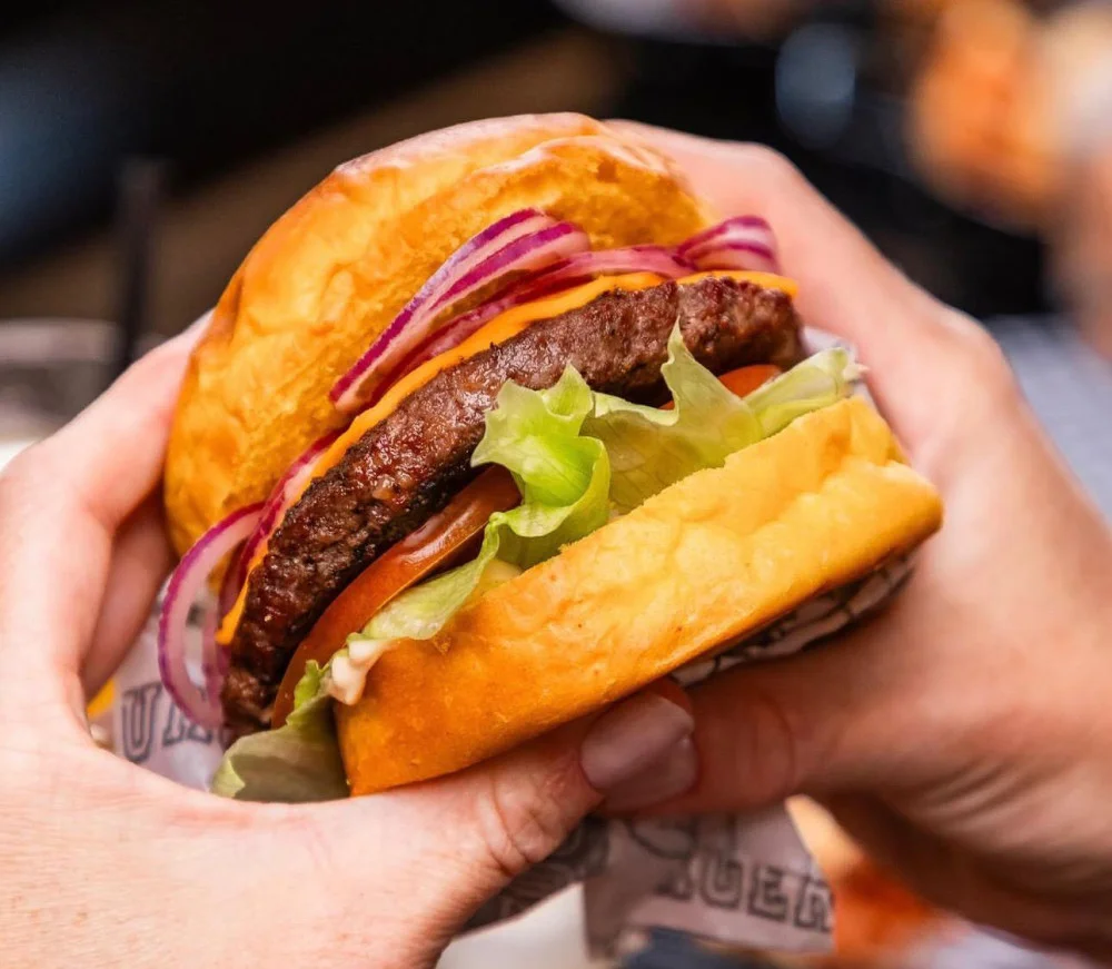 Na compra de um hamburguer artesanal, ganhe outro de igual ou menor valor