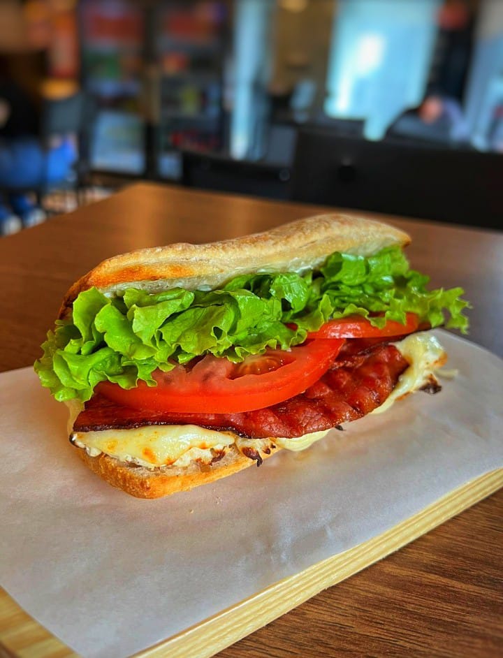 Na compra de um salgado, ganhe outro salgado de igual ou menor valor.