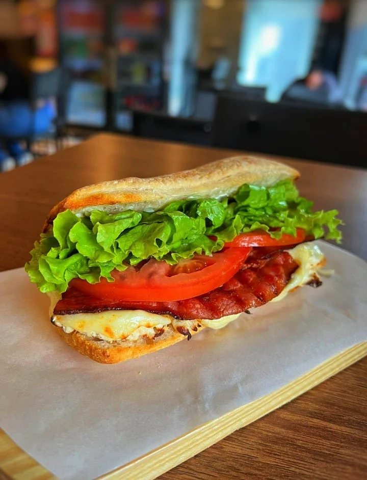 Na compra de um salgado, ganhe outro salgado de igual ou menor valor.