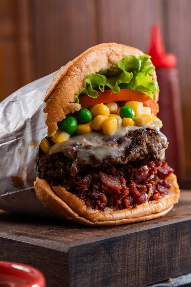 Na compra de um lanche raiz, ganhe outro de igual ou menor valor