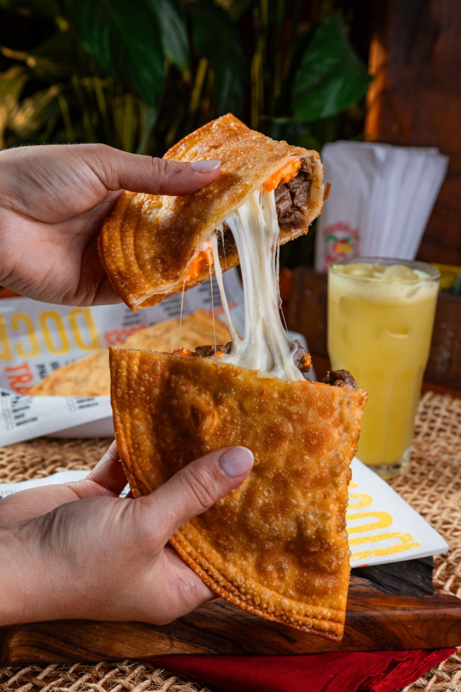 Na compra de um pastel, ganhe outro de igual ou menor valor