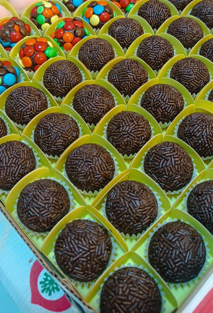 Na compra de um cento de brigadeiros, ganhe 50% de desconto