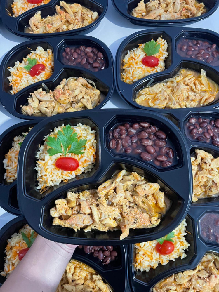 Na compra de 10 marmitas, ganhe 50% de desconto