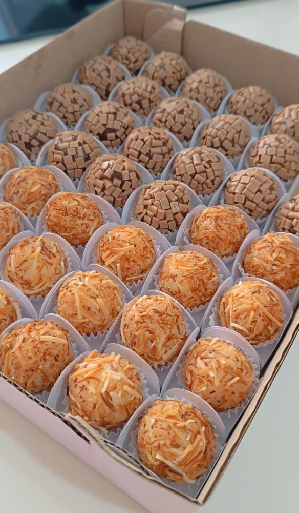 Na compra de meio cento de brigadeiros, ganhe 50% de desconto