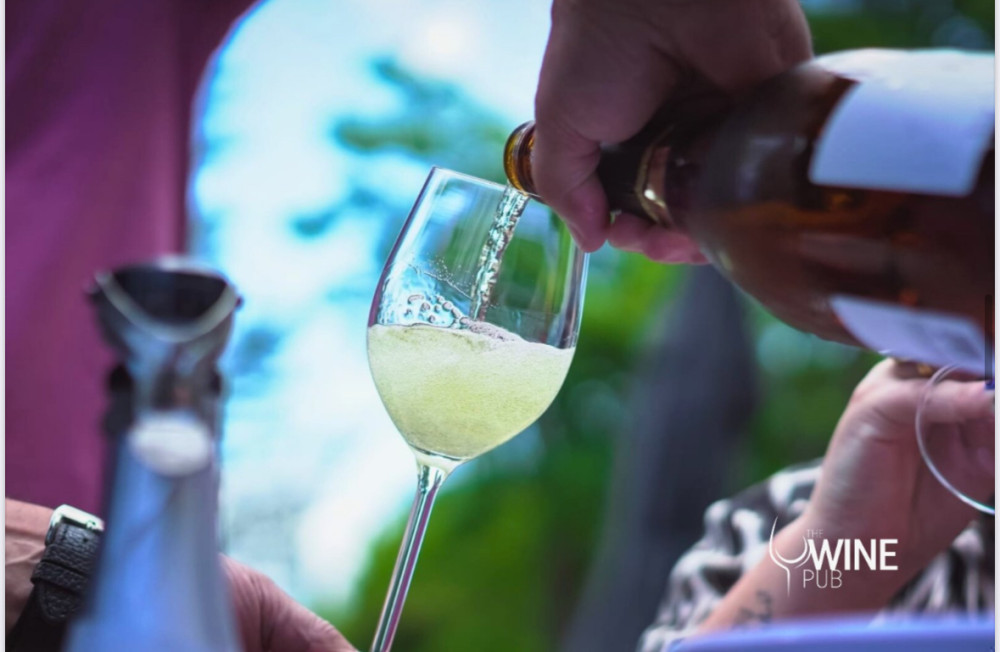 Na compra de um drink a base de vinho, ganhe outro de igual ou menor valor