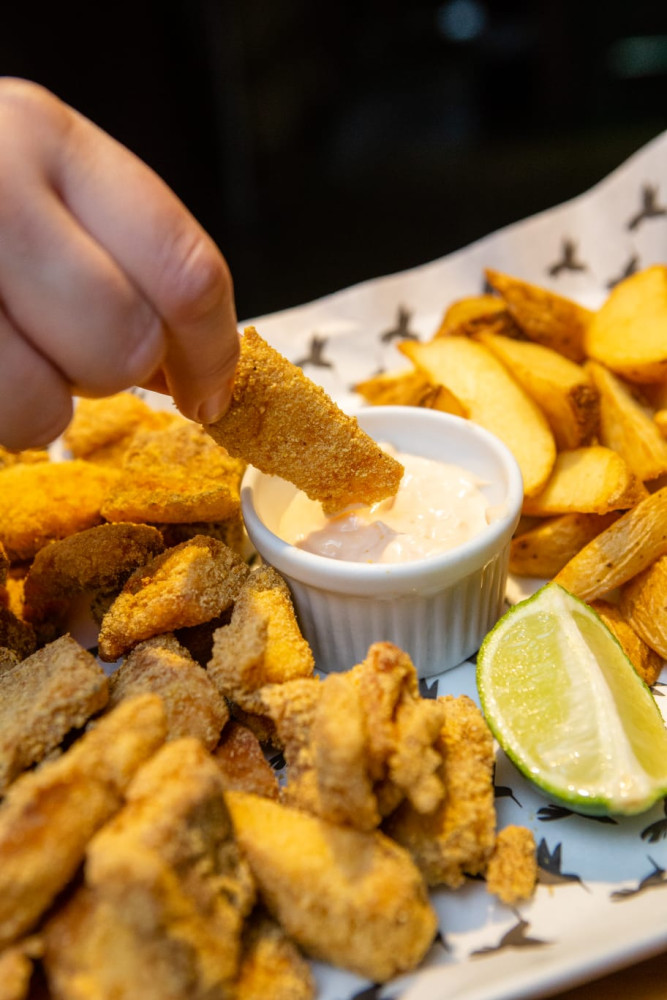 Na compra de um prato principal individual, ganhe outro individual de igual ou menor valor , ou ganhe 50% de desconto em um prato para duas pessoas ou mais