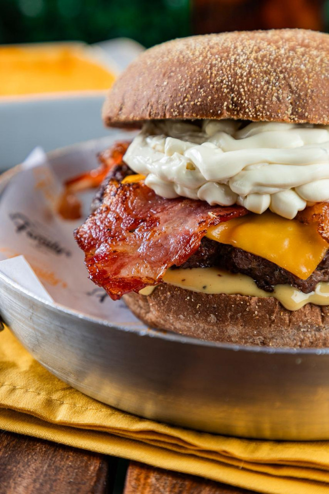 Na compra de um hambúrguer, ganhe outro de igual ou menor valor