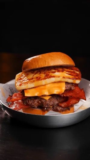 Na compra de um hambúrguer, ganhe outro de igual ou menor valor