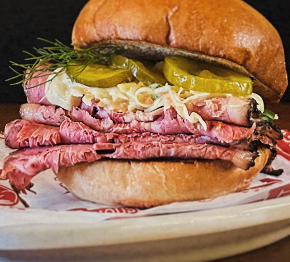 Na compra de um hamburguer, ganhe outro de igual ou menor valor