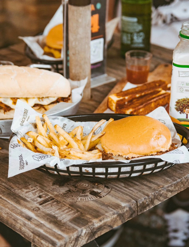 Na compra de um hambúrguer, ganhe outro de igual ou menor valor