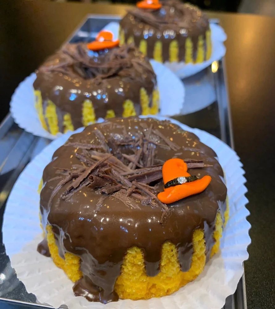 Na compra de um doce ou salgado com bebida, ganhe outro doce ou salgado com bebida de igual ou menor valor