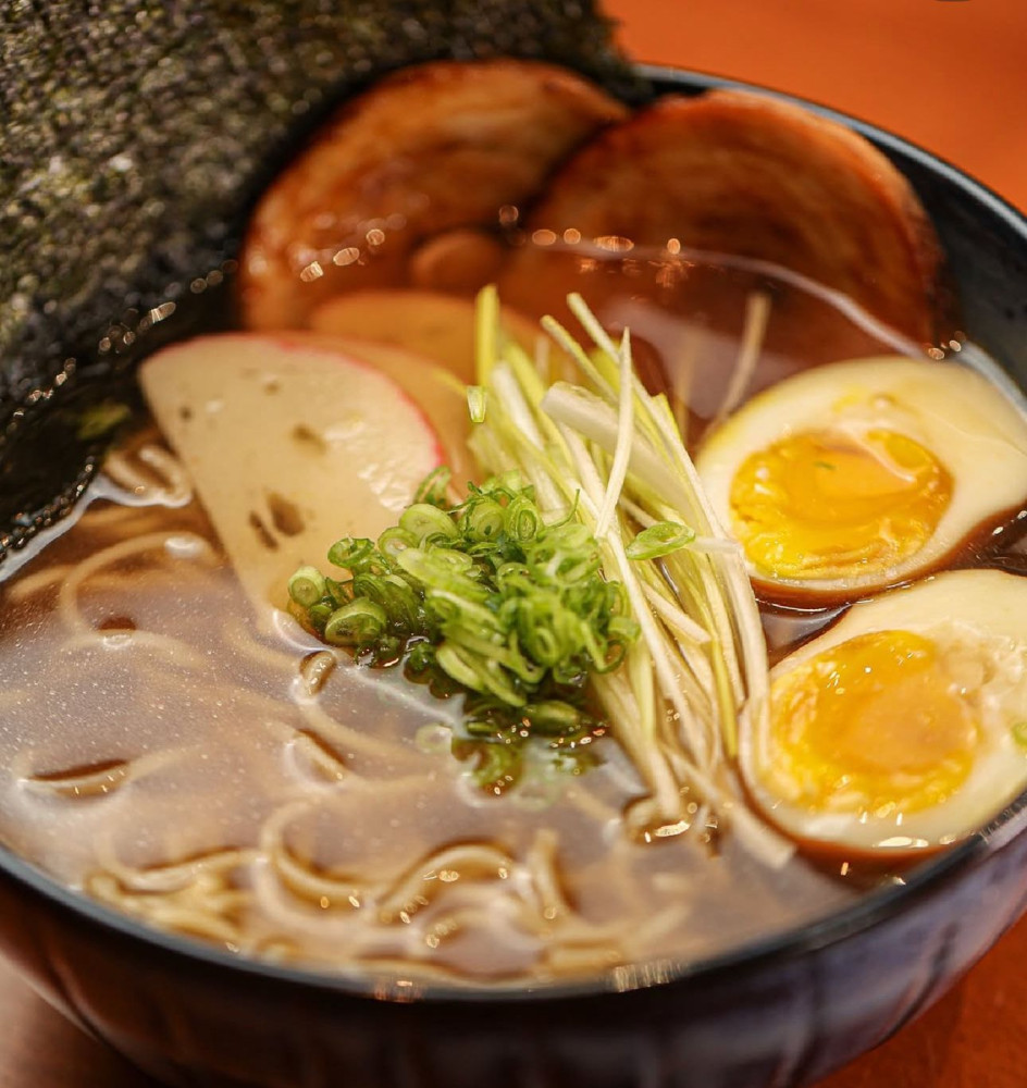 Na compra de um prato individual, ganhe outro de igual ou menor valor [Válido para os itens do cardápio: Entradas frias, Entradas quentes, Hand rolls, Rolls, Sushi duplas - exceto bluefin, Para compartilhar - exceto rock schrimp]