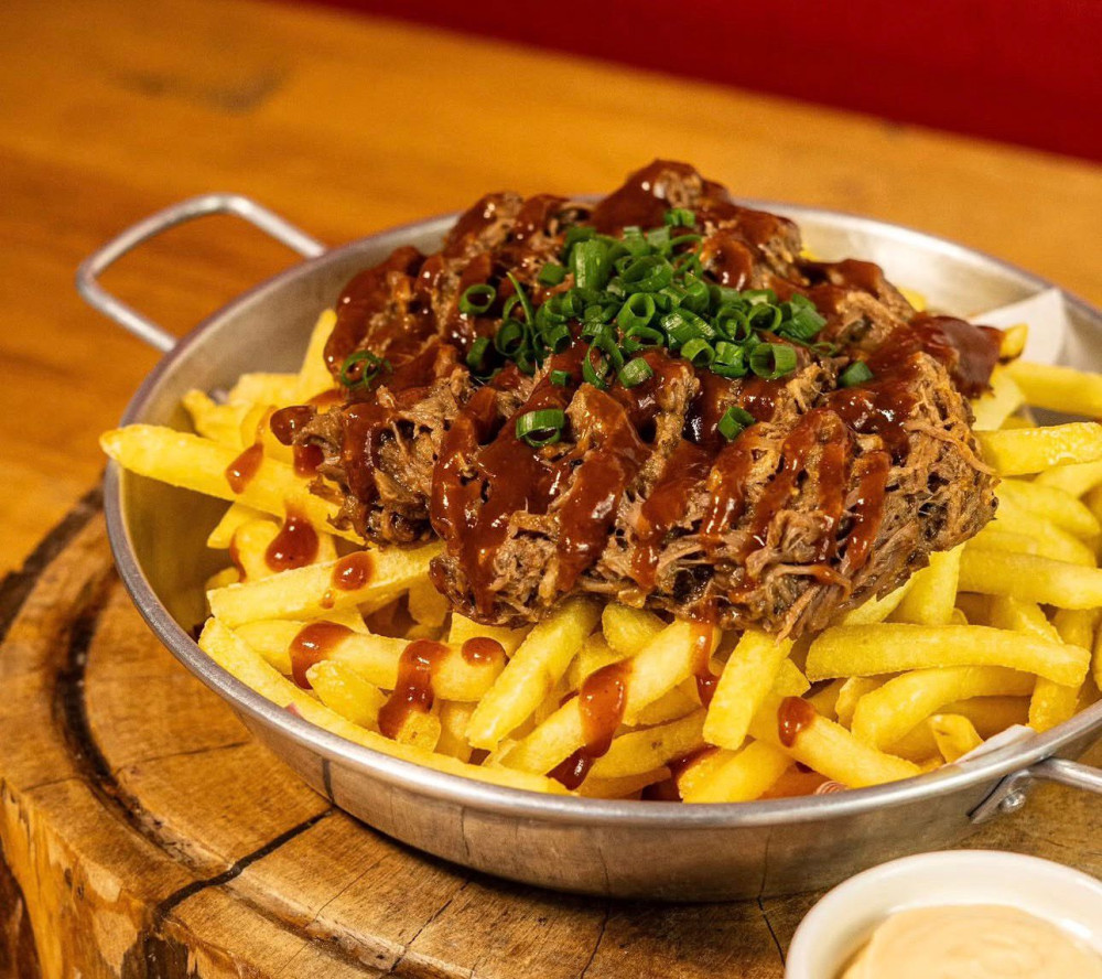 Na compra de uma porção, ganhe 50% de desconto