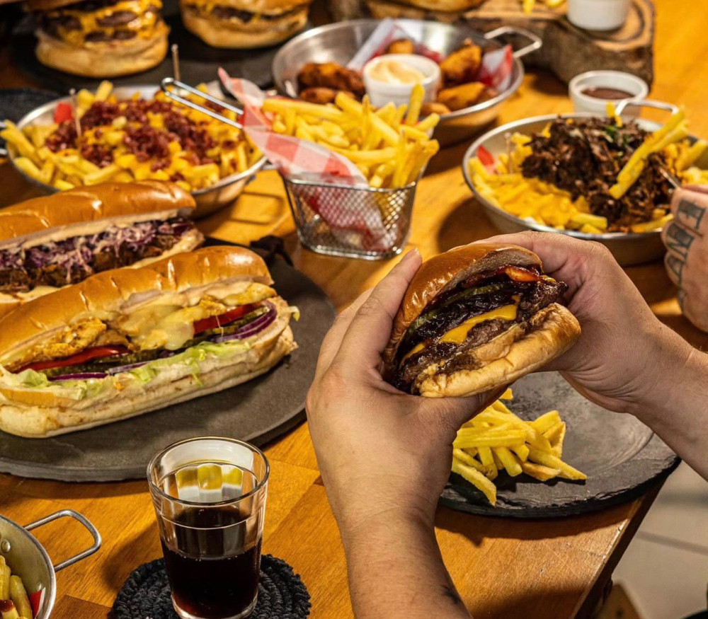 Na compra de um hamburguer, ganhe outro de igual ou menor valor