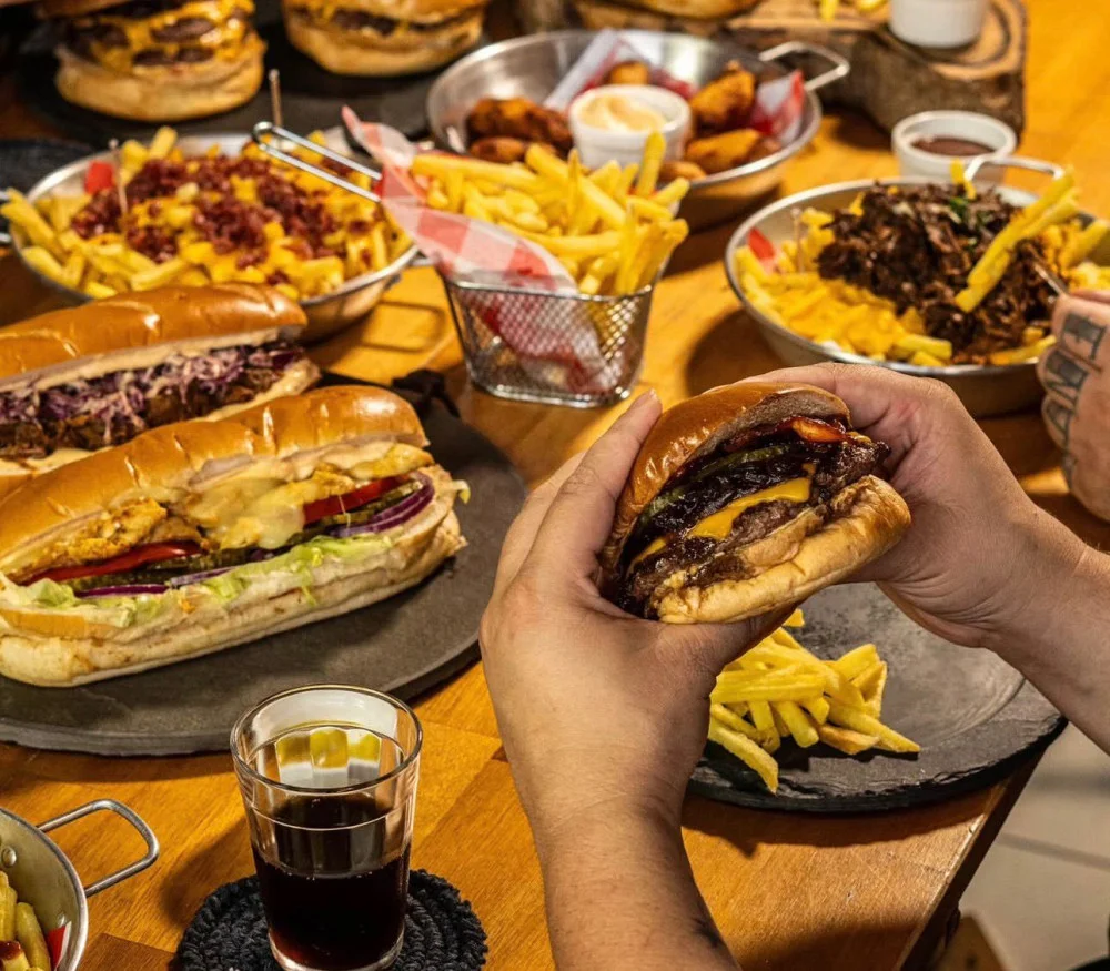 Na compra de um hamburguer, ganhe outro de igual ou menor valor