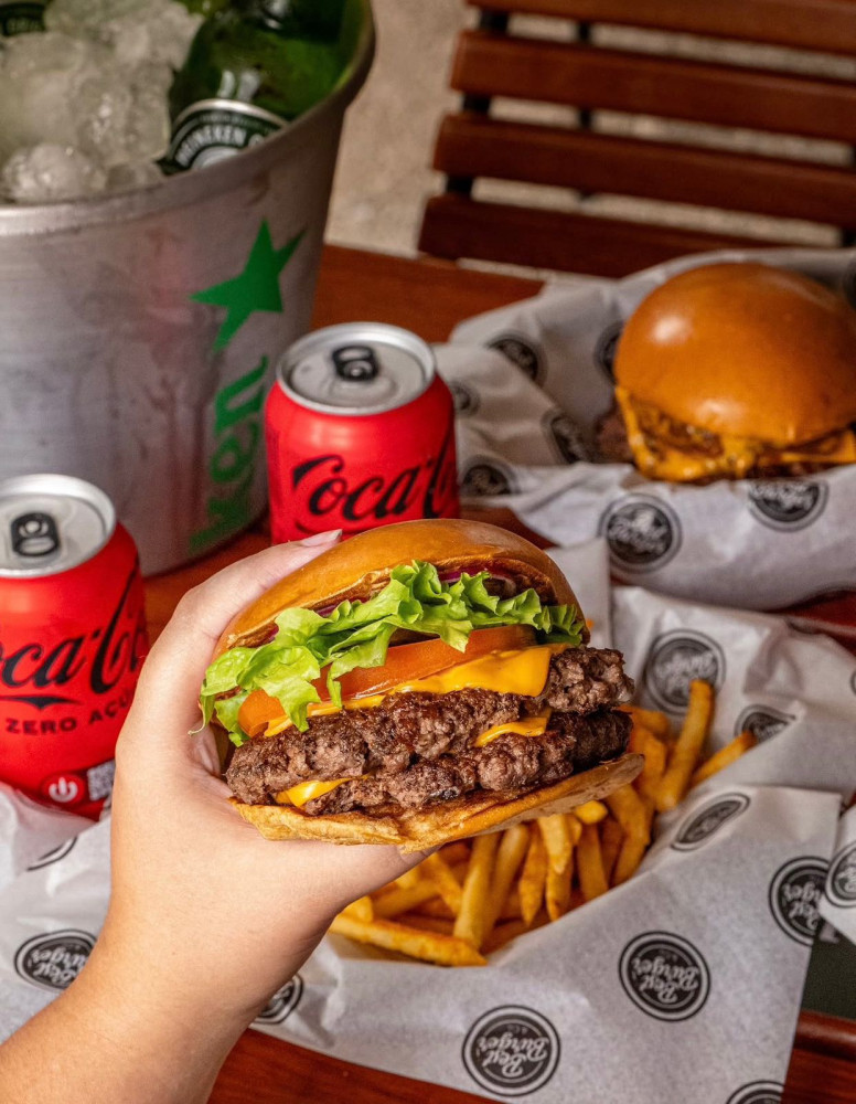 Na compra de um combo (hamburguer, batata e bebida), ganhe outro combo de igual ou menor valor