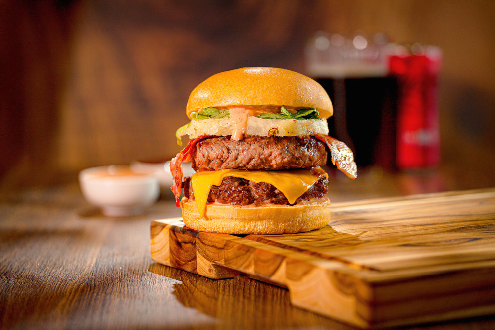 Na compra de um hamburguer, ganhe outro de igual ou menor valor