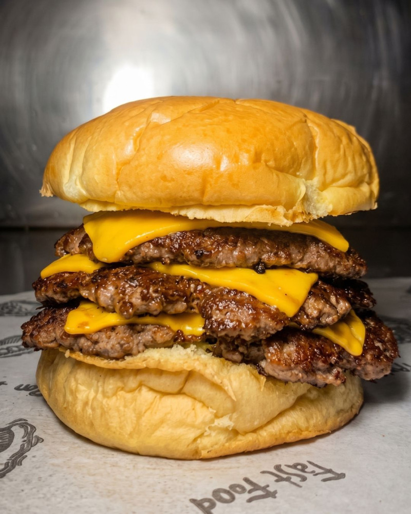 Na compra de um hamburguer, ganhe outro de igual ou menor valor